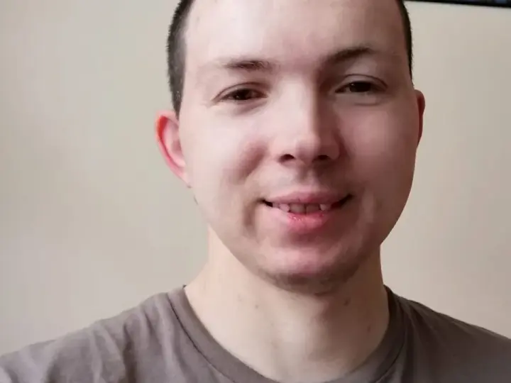 Uśmiechnięty Jaruś, jeden z tych chłopaki do wzięcia, pozuje do selfie.