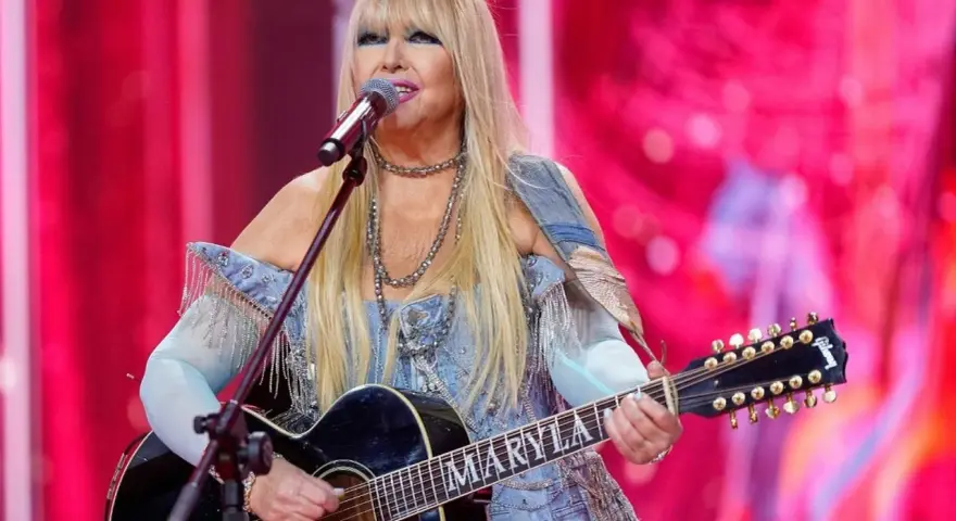 Maryla Rodowicz, ile lat ma ta ikona polskiej sceny, śpiewa z gitarą na koncercie.