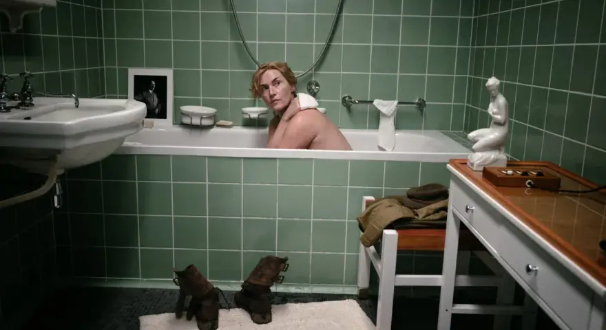 Kobieta w wannie, obok zdjęcie mężczyzny w mundurze. Buty i ubrania na podłodze. Zobacz to lee na własne oczy.