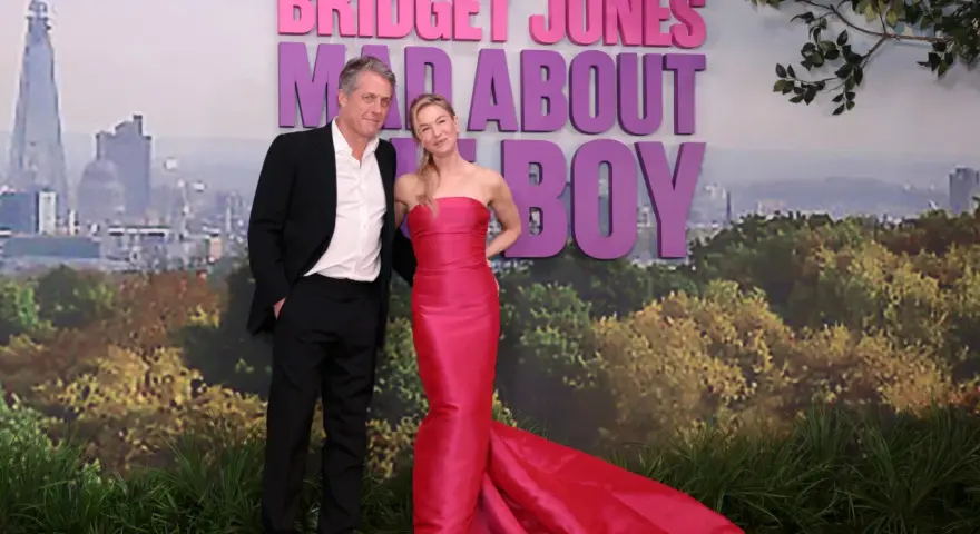 Hugh Grant i Renée Zellweger na premierze "Bridget Jones: Mad About Boy". Gwiazdy prezentują się elegancko na tle londyńskiego krajobrazu i napisu "Bridget Jones".