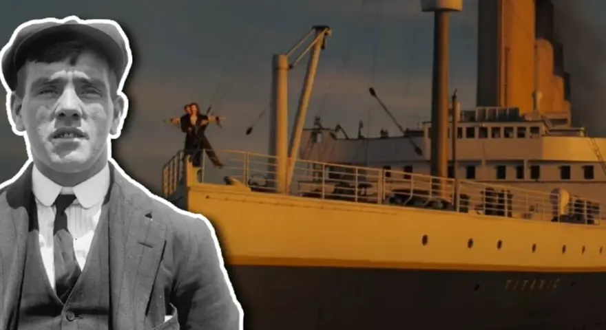 Młody mężczyzna w czapce i garniturze obok sceny z filmu Titanic, gdzie para stoi na dziobie statku.
