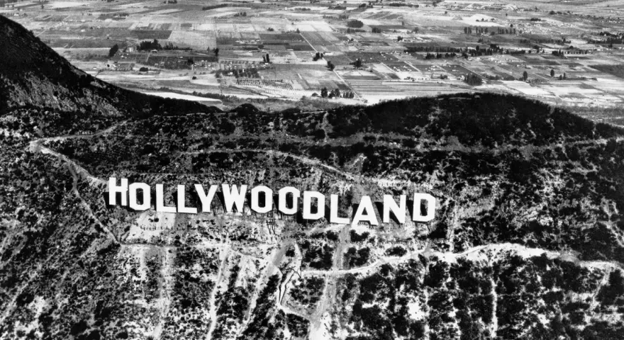Widok na napis "HOLLYWOODLAND" na wzgórzu, świadectwo początków Hollywood.