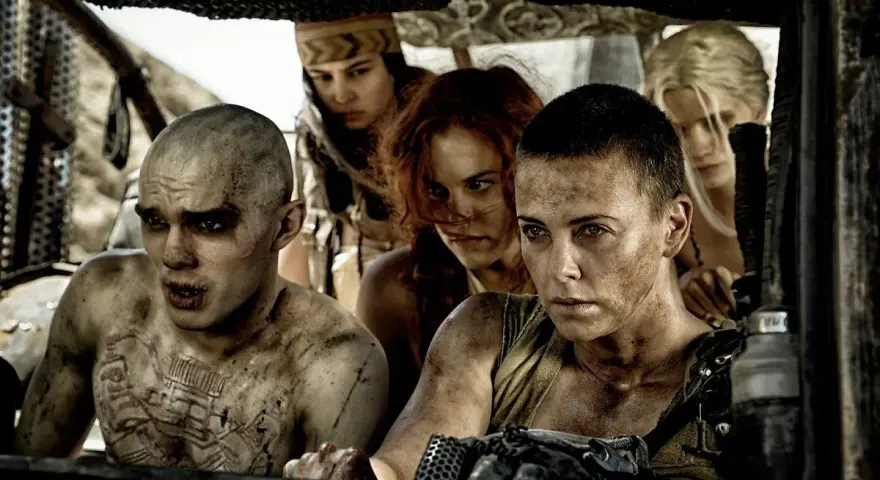 Furiosa i jej towarzysze w drodze gniewu, gotowi na walkę. Mad Max na drodze gniewu.