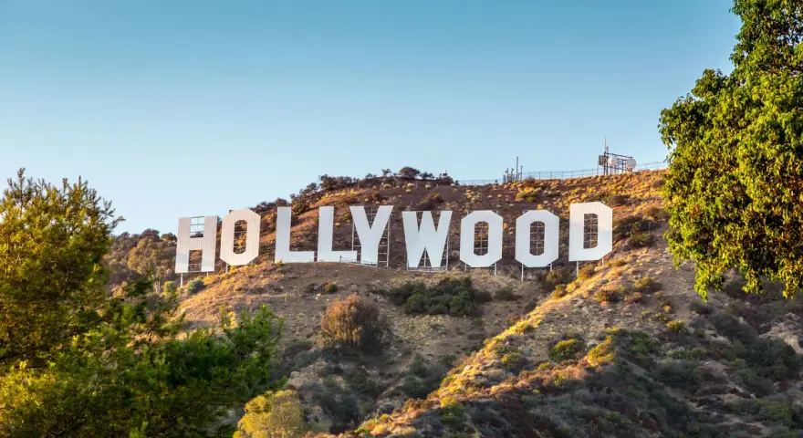Słynny napis HOLLYWOOD na wzgórzu. To symbol marzeń, sławy i tego, co to znaczy Hollywood – miejsca, gdzie rodzą się historie.