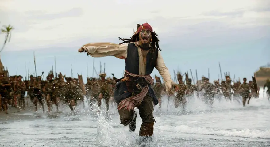 Jack Sparrow ucieka przed armią w wodzie. Czy uda mu się zdobyć skrzynię umarlaka?