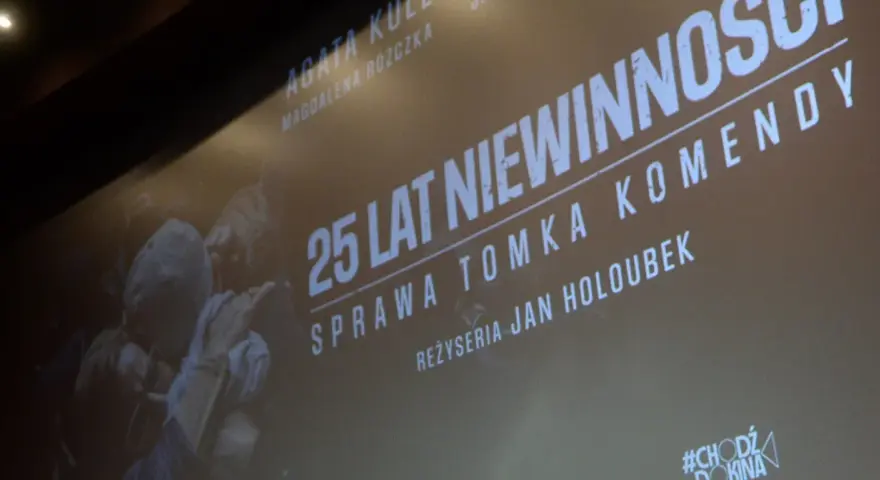 25 lat niewinności" - napis na ekranie kina, obok nazwiska reżysera Jana Holoubka.