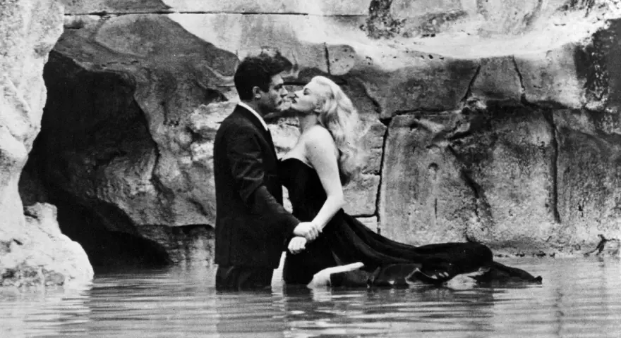 Para całuje się w wodzie, uosabiając la dolce vita.