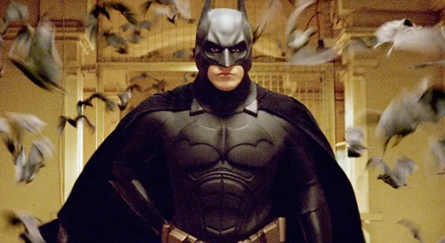 Christian Bale jako Batman, otoczony przez stado nietoperzy. To on wcielił się w mrocznego rycerza w filmie "Mroczny Rycerz".