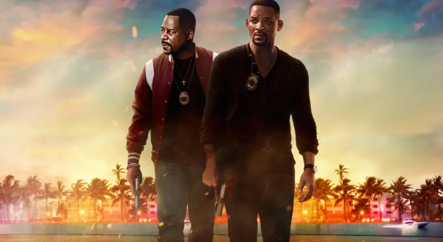 Will Smith i Martin Lawrence, gotowi do akcji, z pistoletami w dłoniach. To są bad boys for life, w Miami o zachodzie słońca.