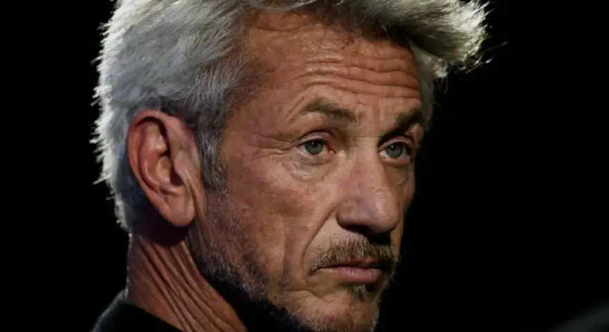 Sean Penn, z siwymi włosami i zmarszczkami, wygląda jakby zastanawiał się, kto jest najlepszym aktorem na świecie.
