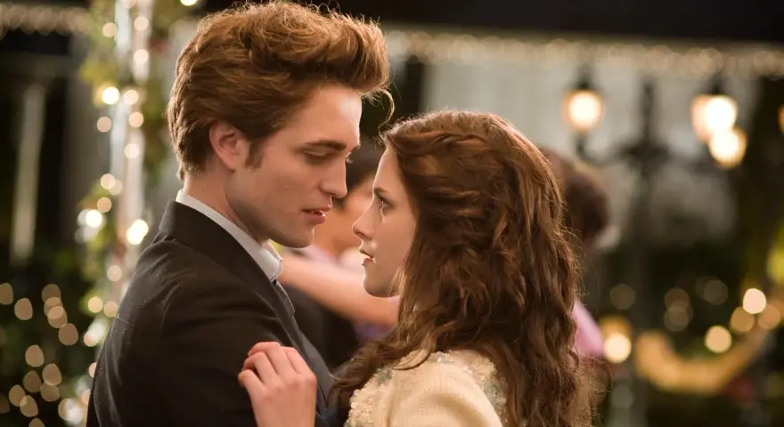 Kristen Stewart w filmach "Zmierzch" tańczy z Edwardem.