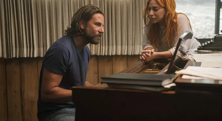 Bradley Cooper śpiewał w filmie "Narodziny gwiazdy", grając na pianinie z Lady Gagą.