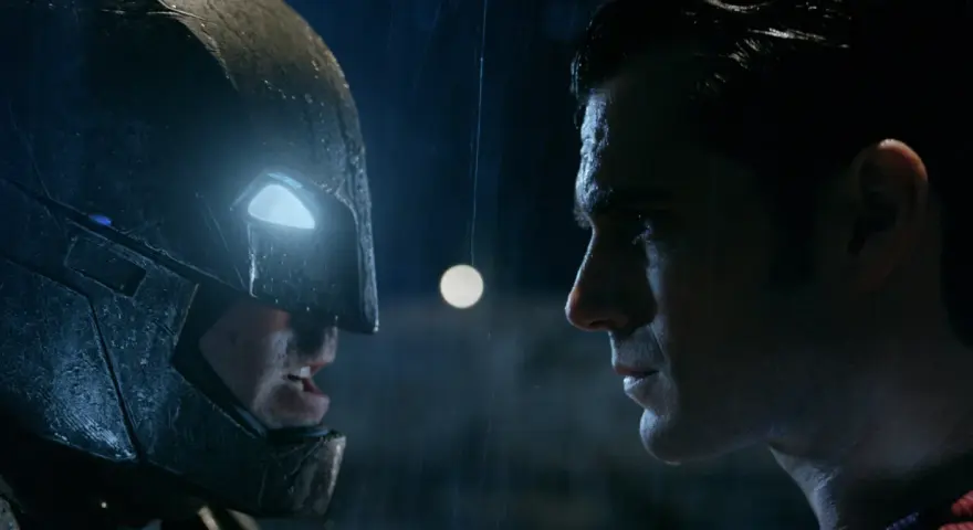 Batman w zbroi i Superman w deszczu, twarz w twarz. Napięcie przed walką Batman vs Superman.