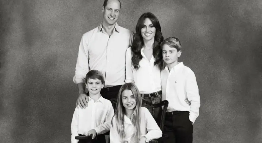 Uśmiechnięci William i Kate z dziećmi, ubranymi na biało, pozują do rodzinnego portretu.