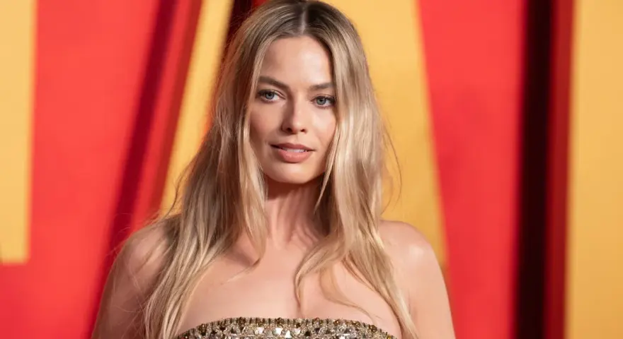 Margot Robbie w olśniewającej kreacji, marząca o swoich przyszłych dzieciach.