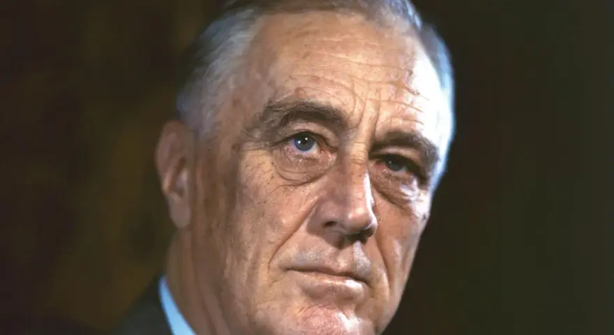 Zbliżenie na twarz Franklina Delano Roosevelta, z widocznymi zmarszczkami i siwiejącymi włosami.
