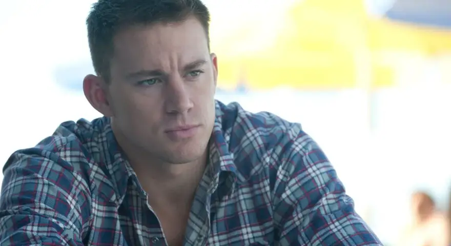 Channing Tatum w flanelowej koszuli, jak z jednego z jego filmów.