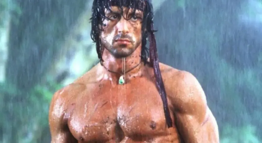 Sylvester Stallone jako Rambo w deszczu. W jakich filmach grał Sylvester Stallone? Wiele ikonicznych ról!