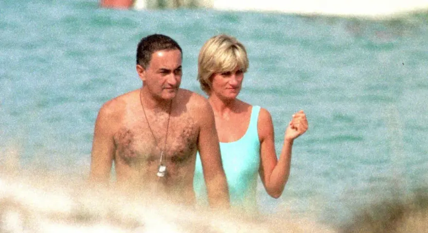Dodi Al Fayed i księżna Diana w wodzie, w tle łódź.
