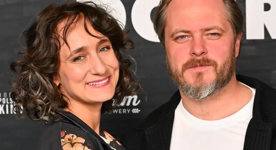 Kamila Kuboth Schuchardt uśmiecha się obok mężczyzny z brodą.