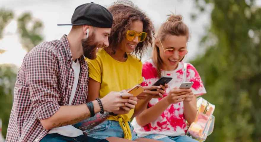 Mobilne serwisy online w Polsce: jak smartfony zmieniły rozrywkę