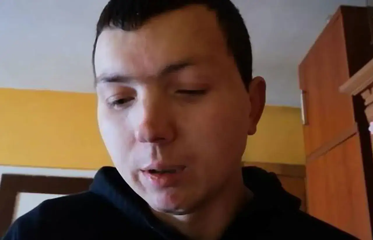 Jaruś, chłopaki do wzięcia, w czarnej bluzie, zamyślony, z lekko przymkniętym okiem.