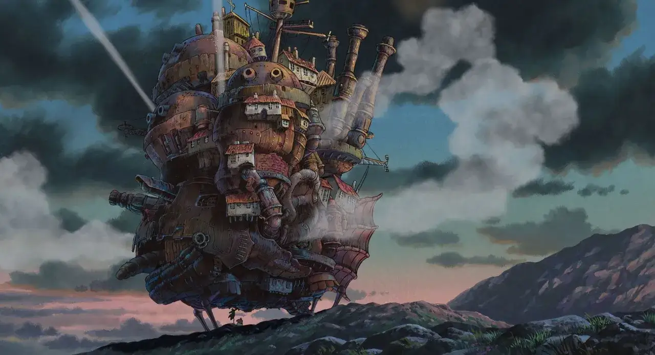Ruchomy zamek Hauru, steampunkowa konstrukcja z domkami i kominami, unosi się nad skalistym krajobrazem podczas burzowego zachodu słońca.