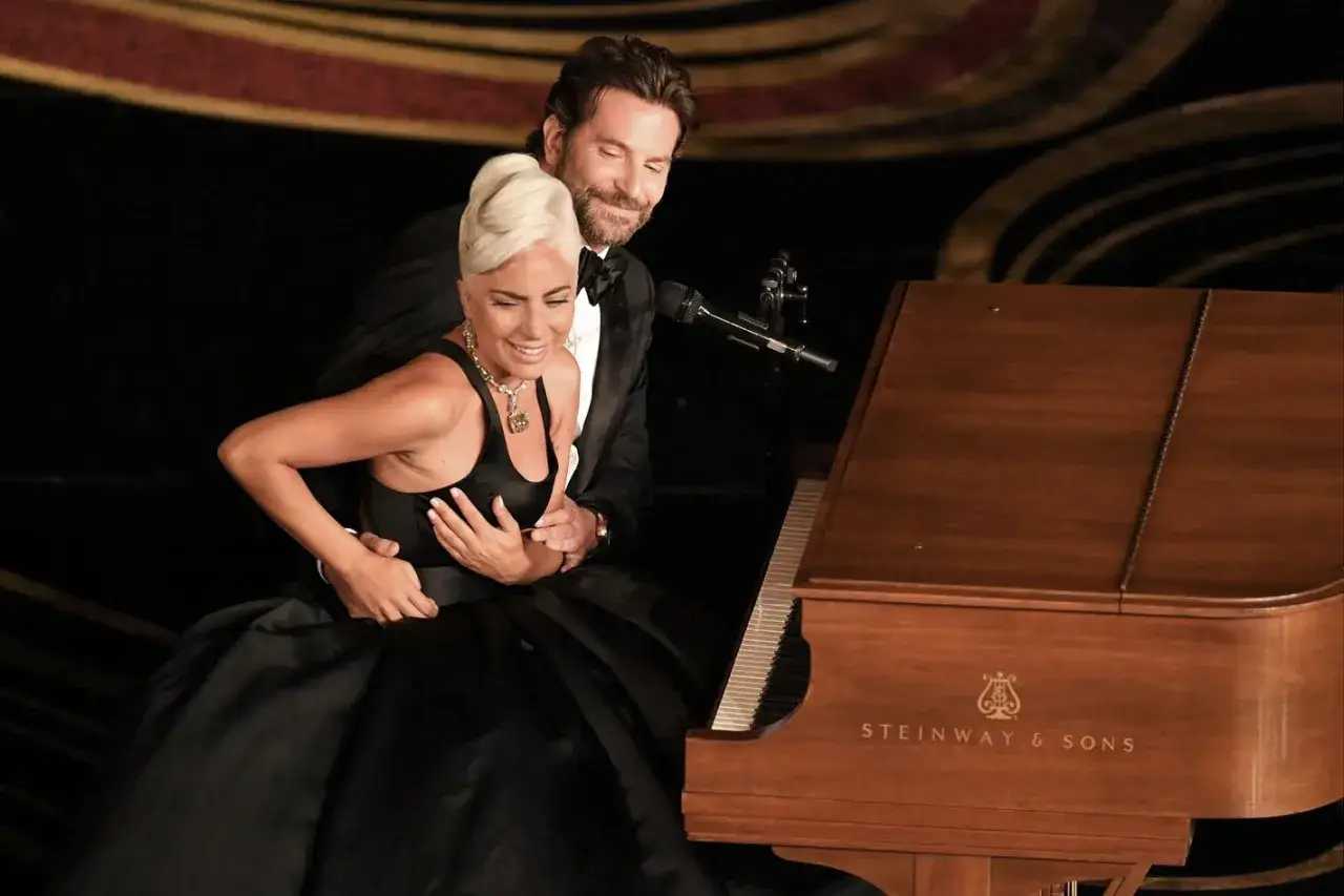 Lady Gaga i Bradley Cooper podczas występu na żywo. Czy Bradley Cooper śpiewał w filmie Narodziny Gwiazdy? Tak, śpiewał.
