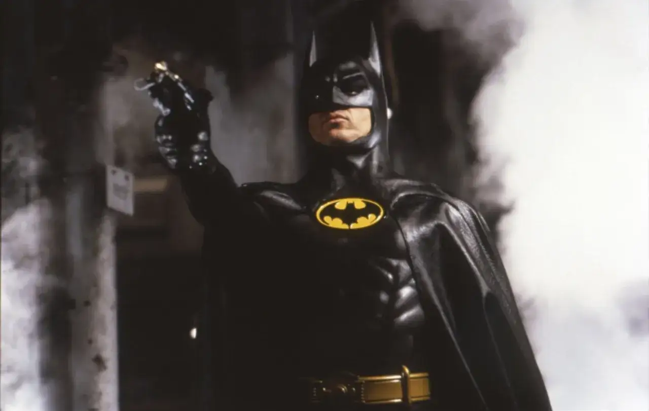Michael Keaton, który grał pierwszego Batmana w filmie Tima Burtona, w swoim ikonicznym stroju z bat-signum na piersi.