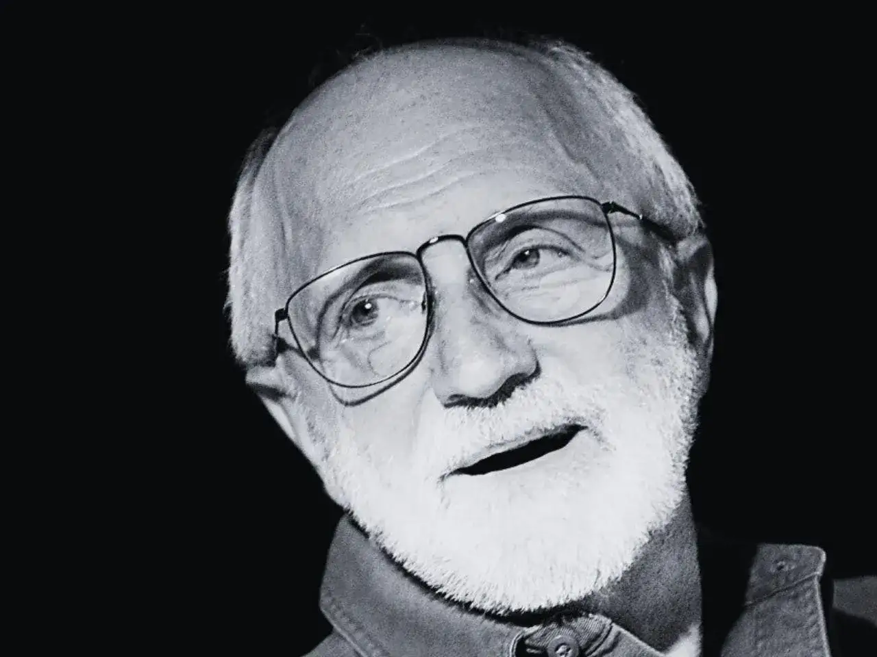 Portret Henryka Machalicy z okularami i siwą brodą. Wiele osób zastanawia się, jak zmarł Henryk Machalica.