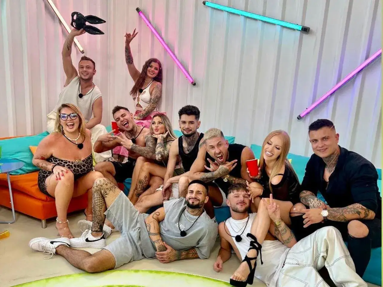Uśmiechnięta ekipa z Warsaw Shore, gdzie obejrzeć najnowsze odcinki? Bawią się w kolorowym wnętrzu, gotowi na kolejne przygody.