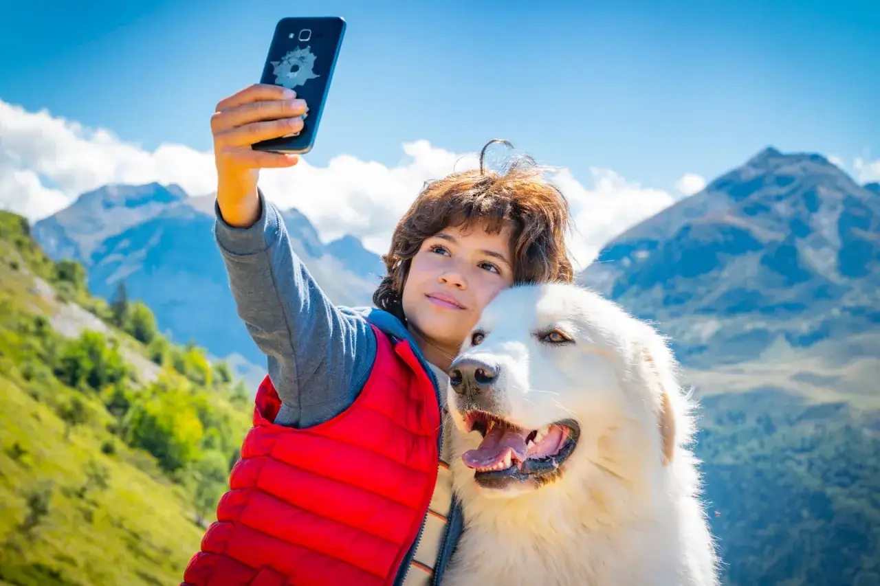 Bella i Sebastian robią sobie selfie na tle gór.
