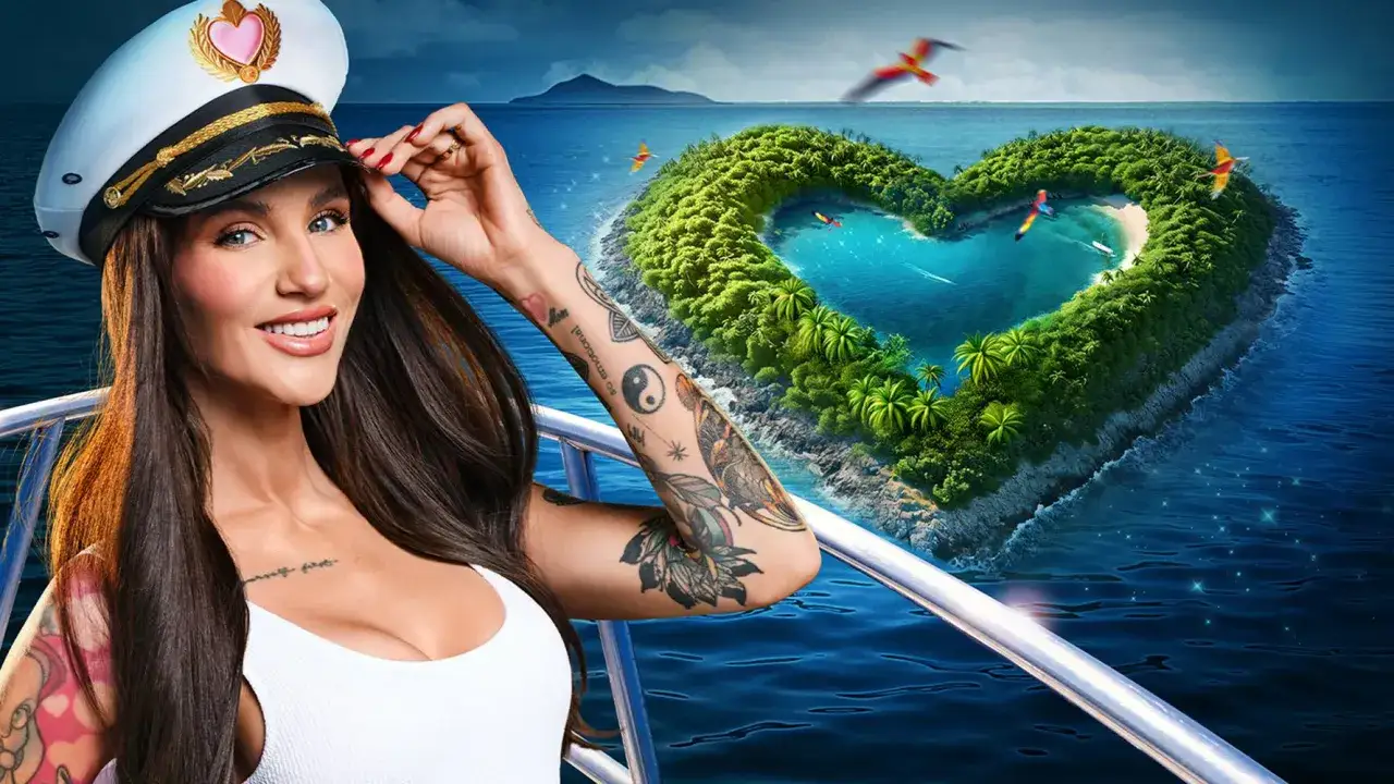 Kapitan na statku, w tle wyspa w kształcie serca. Gdzie obejrzeć Love Island?