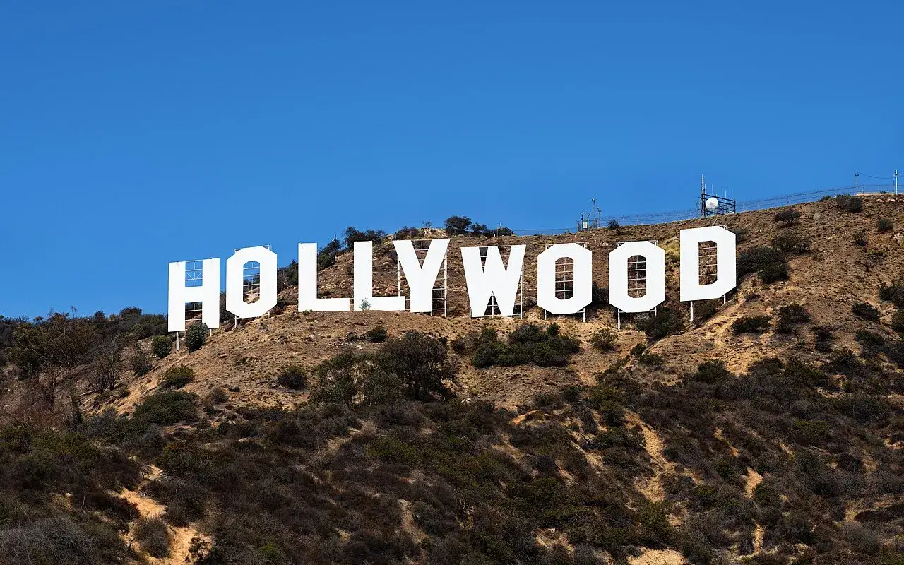 Słynny napis HOLLYWOOD na wzgórzu. To symbol marzeń, sławy i tego, co to znaczy Hollywood – miejsca, gdzie rodzą się gwiazdy.