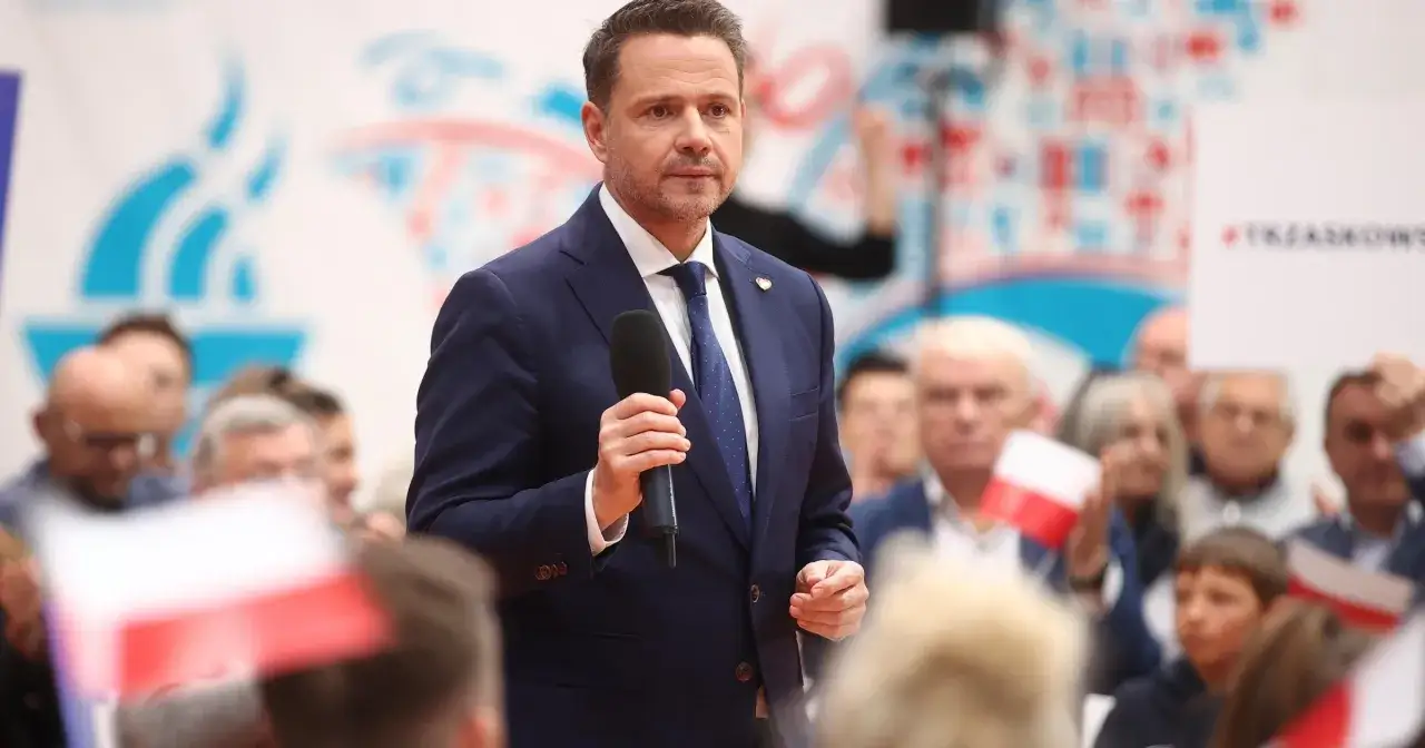 Rafał Trzaskowski przemawia do tłumu. Ile lat ma Trzaskowski? Tego nie wiemy, ale jego energia na spotkaniu z wyborcami jest widoczna.