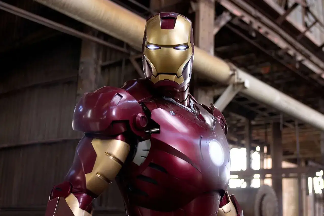 Iron Man w swojej ikonicznej zbroi, gotowy na kolejne wyzwania, jak w filmie