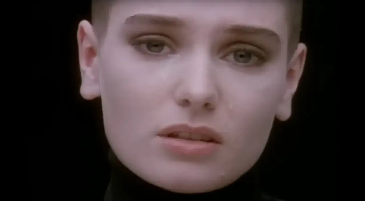 Sinead O'Connor z łzami na policzkach, w przejmującym ujęciu.