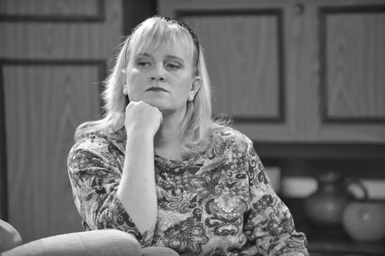 Marzena Kipiel w artystycznym ujęciu, zamyślona, opiera dłoń na podbródku.