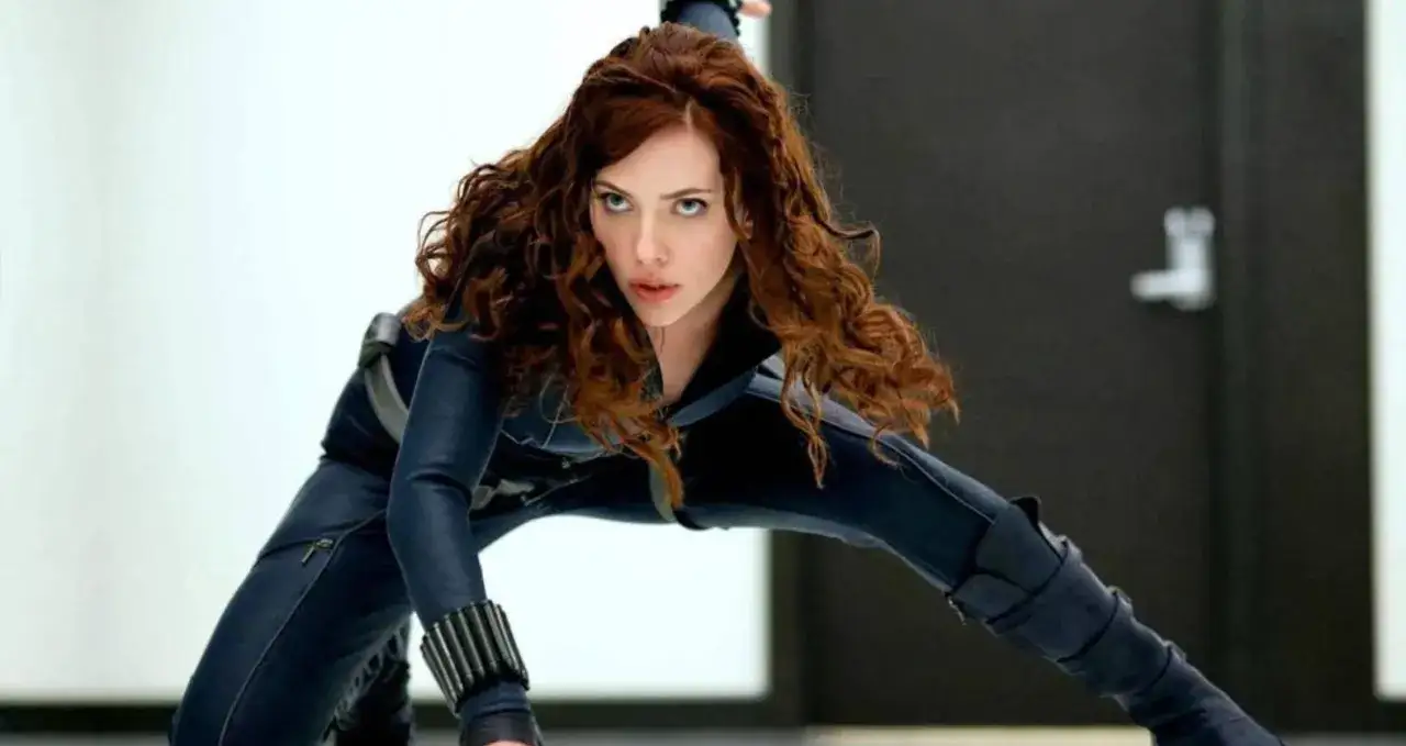 Scarlett Johansson w pozie bojowej jako Czarna Wdowa. Jej wzrost to 160 cm, co pozwala jej na zwinne ruchy.