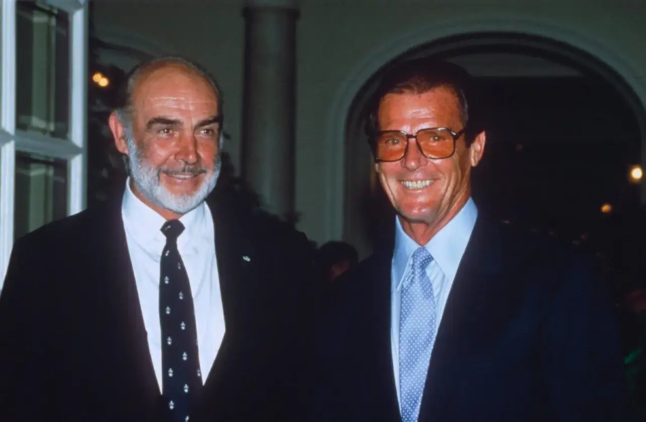 Sean Connery i Roger Moore, dwaj aktorzy, którzy zagrali najwięcej Bondów, pozują do zdjęcia.