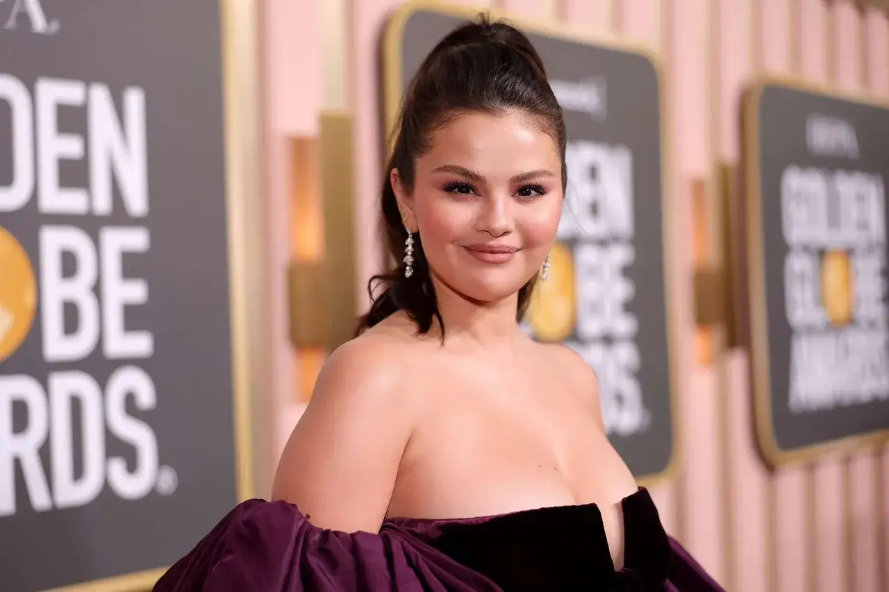 Selena Gomez na czerwonym dywanie. Choć nie ma oficjalnych danych, ile waży Selena Gomez, jej pewność siebie i uśmiech są bezcenne.