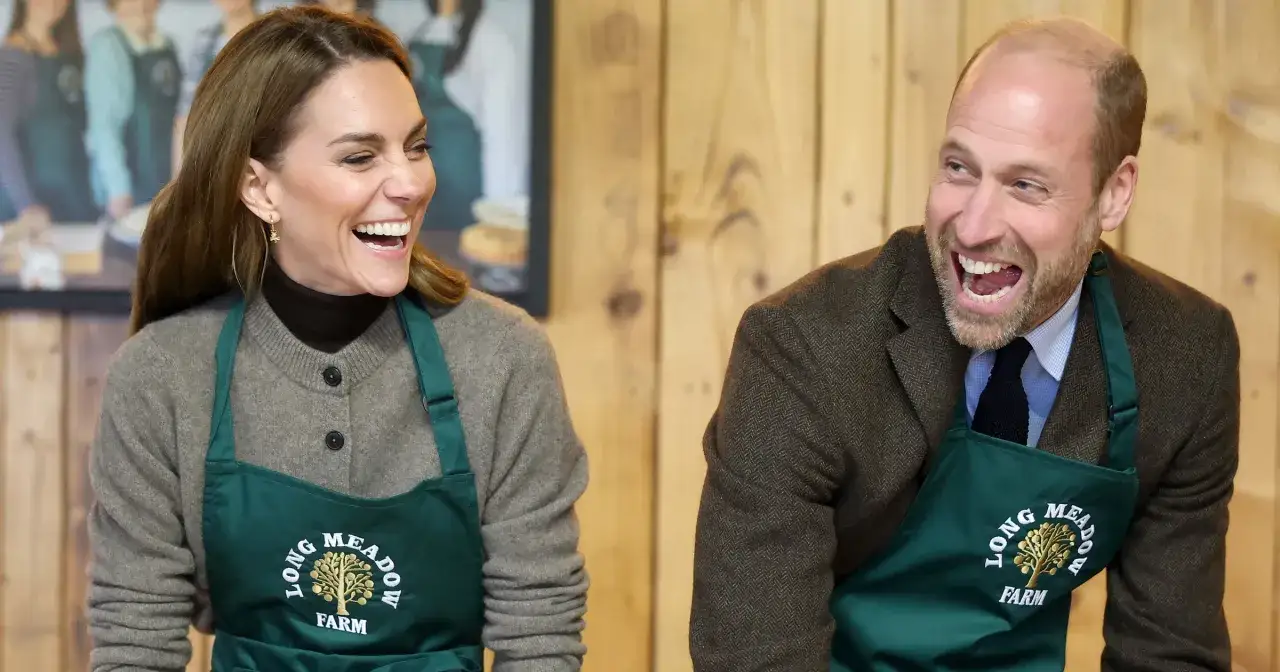 William i Kate śmieją się radośnie, ubrani w zielone fartuchy z napisem