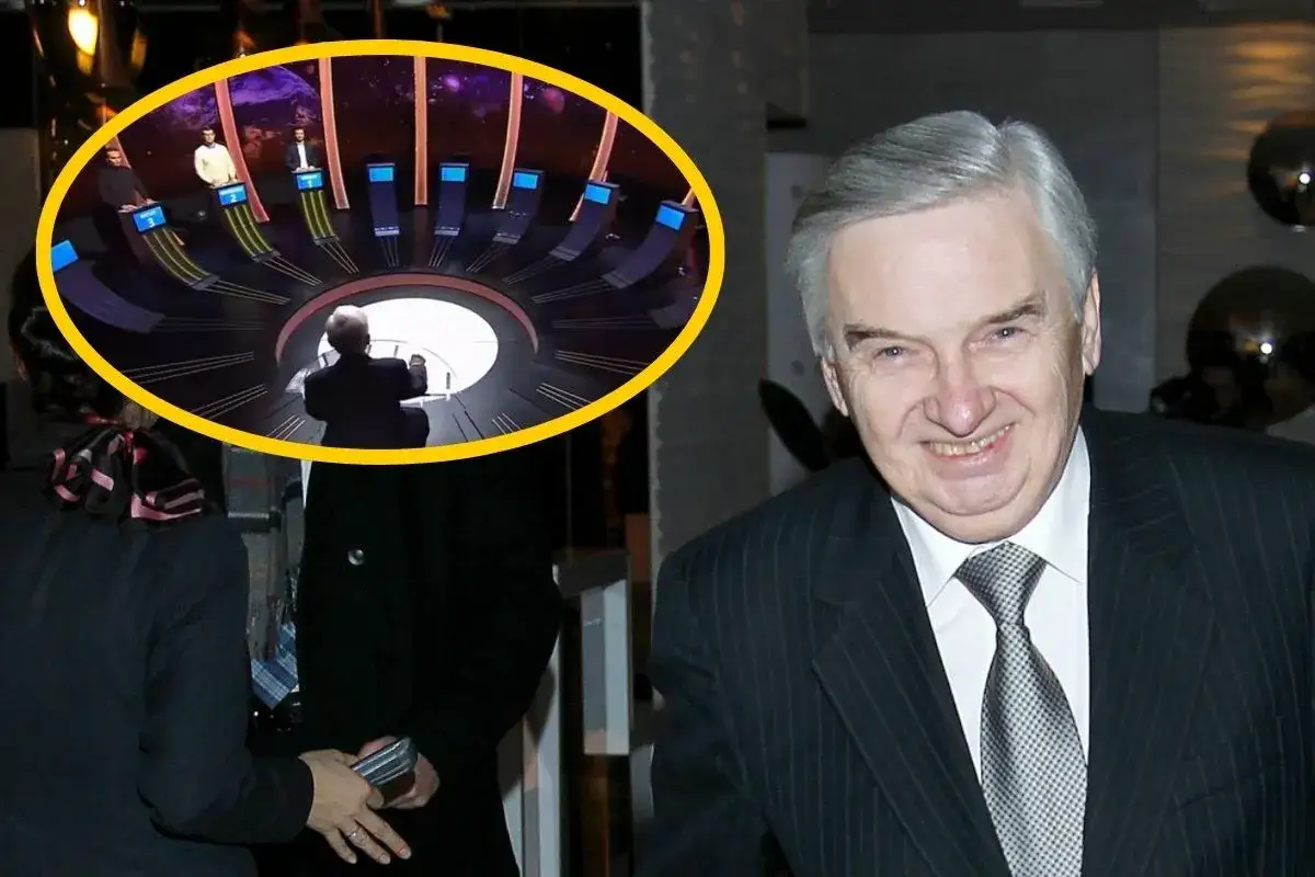 Uśmiechnięty mężczyzna w garniturze obok sceny z teleturniejem. 1 z 10.