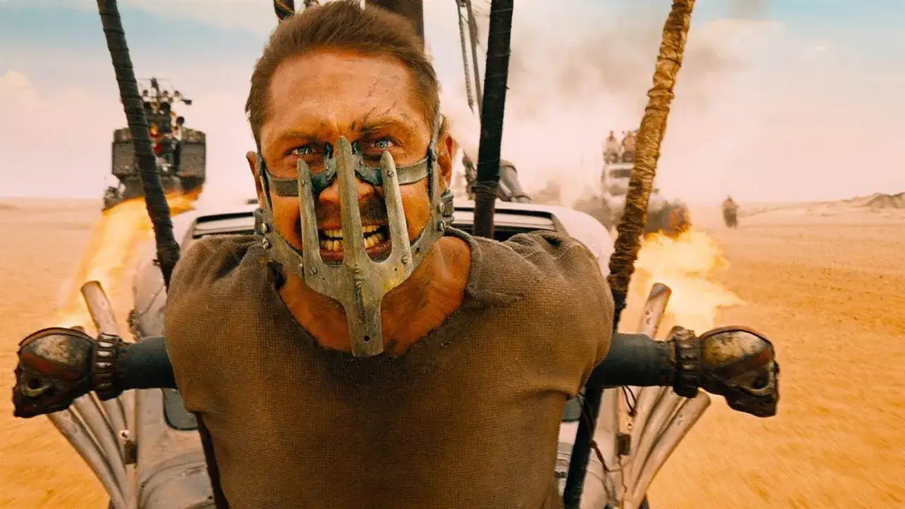 Max Rockatansky w masce, w środku pustynnej zawieruchy, walczy o przetrwanie w 