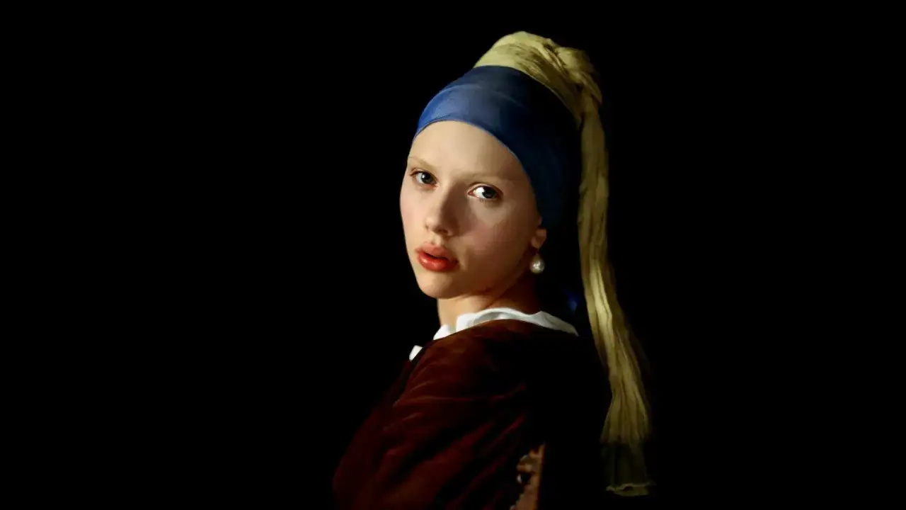 Dziewczyna z perłą, w niebieskim turbanie i brązowej sukni, spogląda tajemniczo.