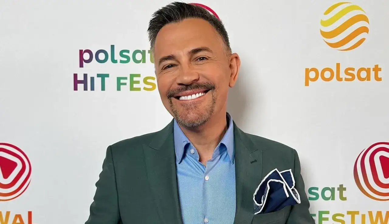 Uśmiechnięty Krzysztof Ibisz, prowadzący Polsat Hit Festiwal. Ile lat ma Krzysztof Ibisz? Tego nie zdradza, ale wygląda świetnie!