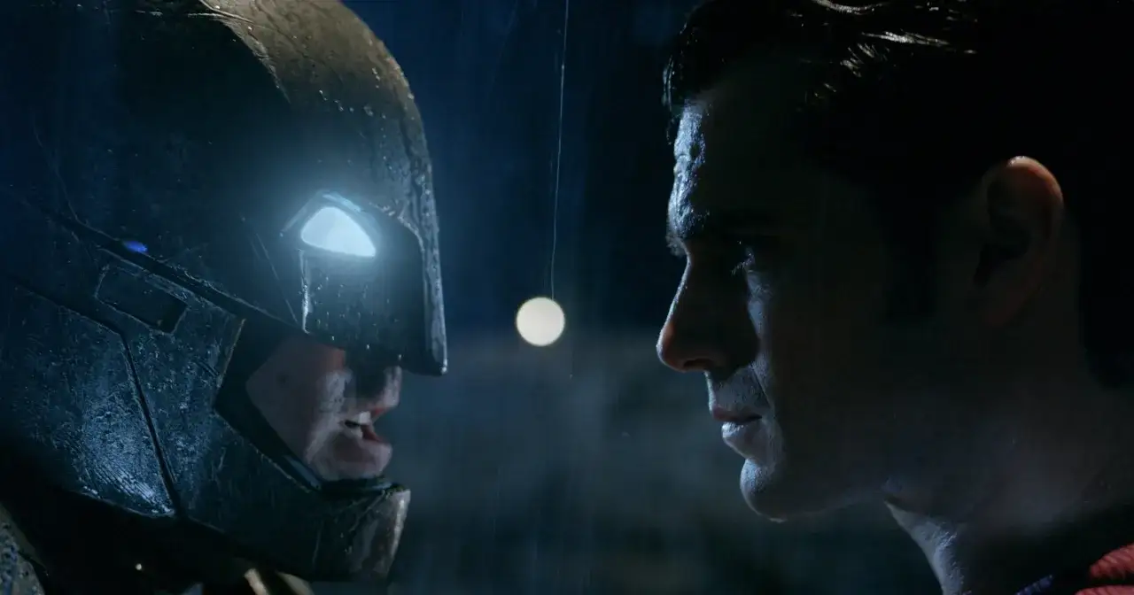 Batman w zbroi i Superman w deszczu, twarzą w twarz. Napięcie przed walką Batman vs Superman.