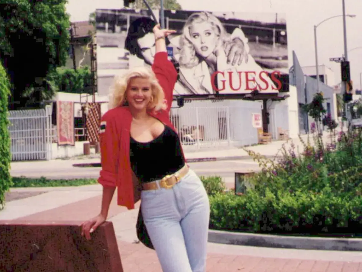 Anna Nicole Smith pozuje przed billboardem Guess.