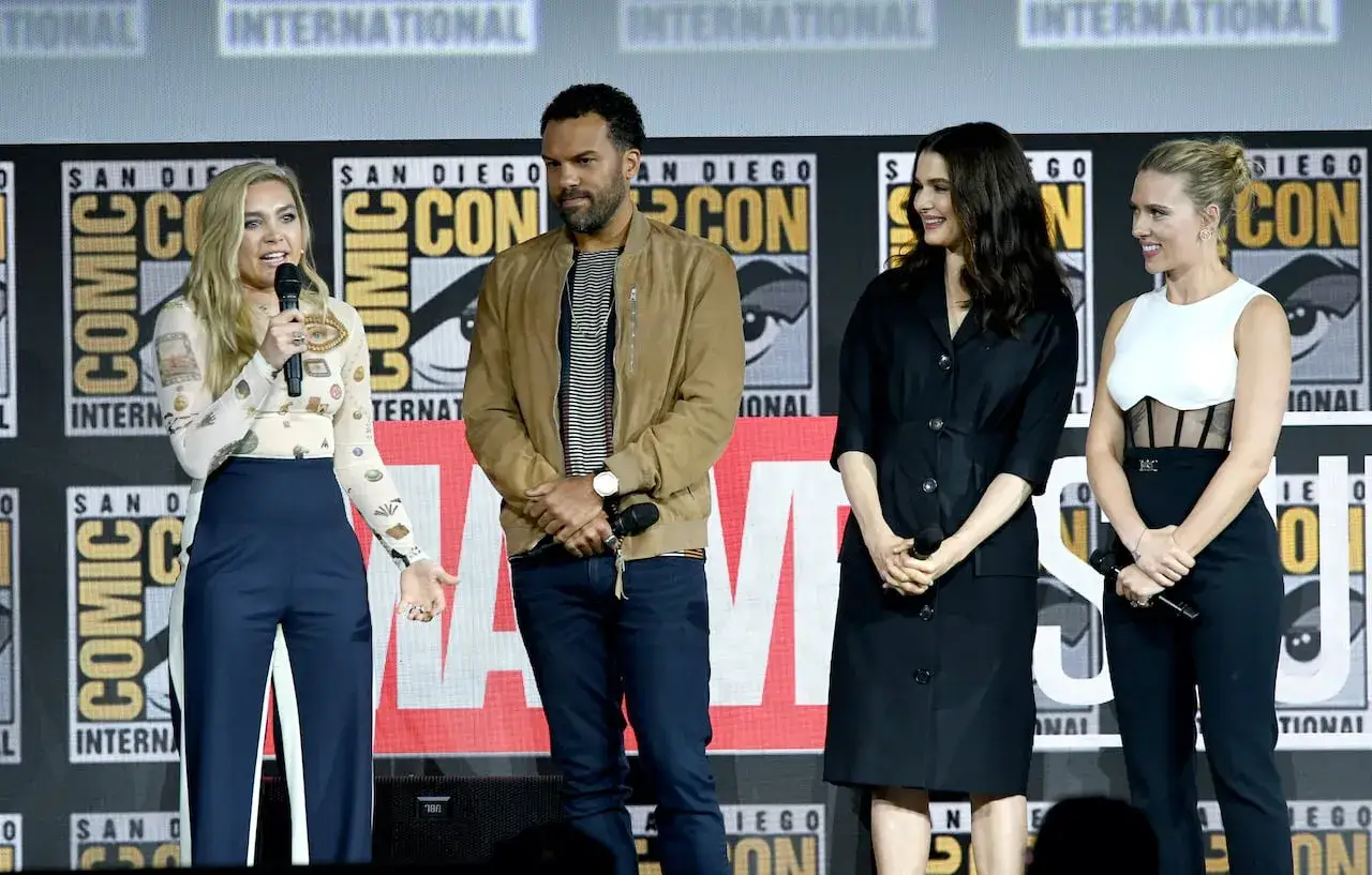 Na scenie Comic-Con w San Diego, Florence Pugh, David Harbour, Rachel Weisz i Scarlett Johansson. Choć trudno ocenić ile wzrostu ma Scarlett Johansson na tym zdjęciu, jej stylizacja jest imponująca.