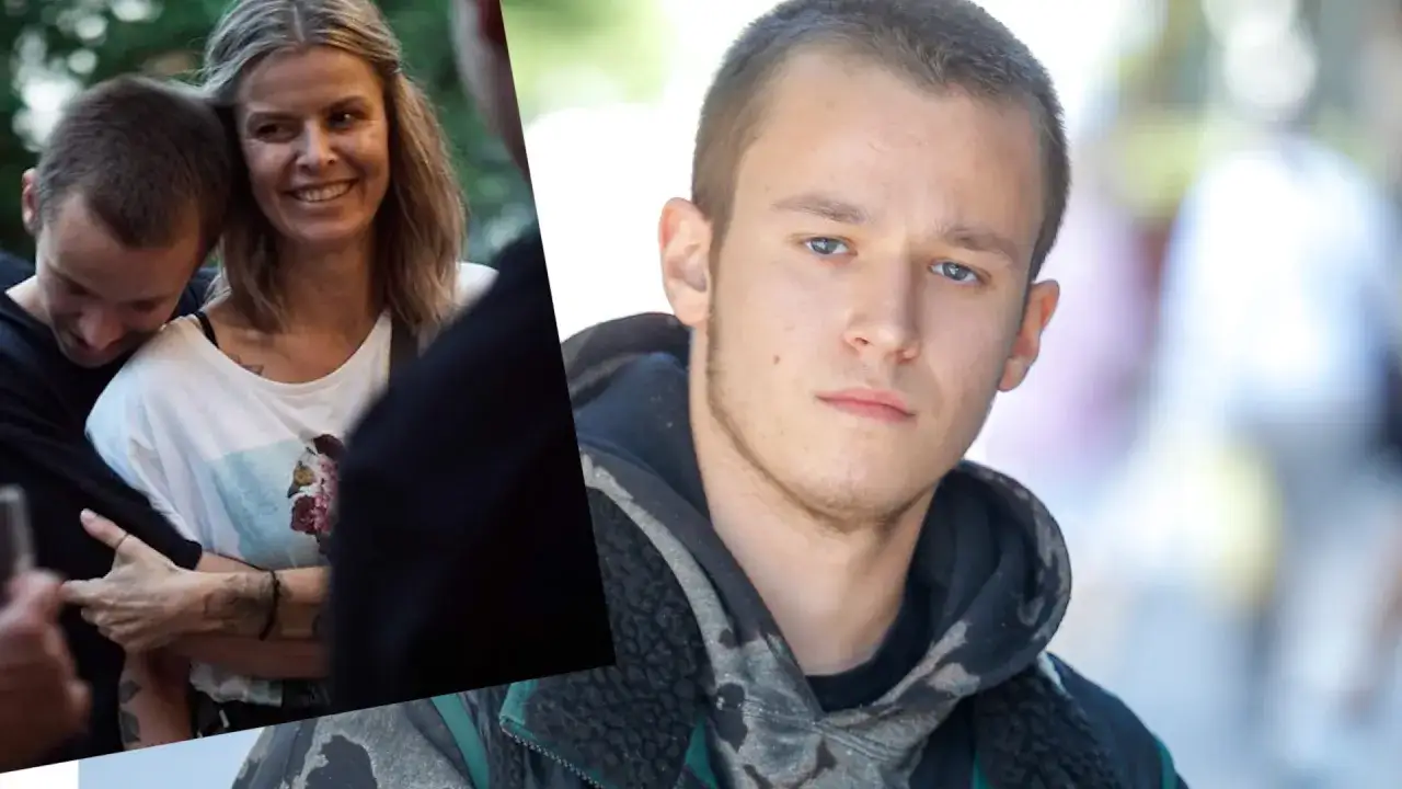 Xavier Michał Wiśniewski, młody mężczyzna o niebieskich oczach, w czarnej bluzie z kapturem. Obok niego uśmiechnięta kobieta i obejmujący ją chłopak.